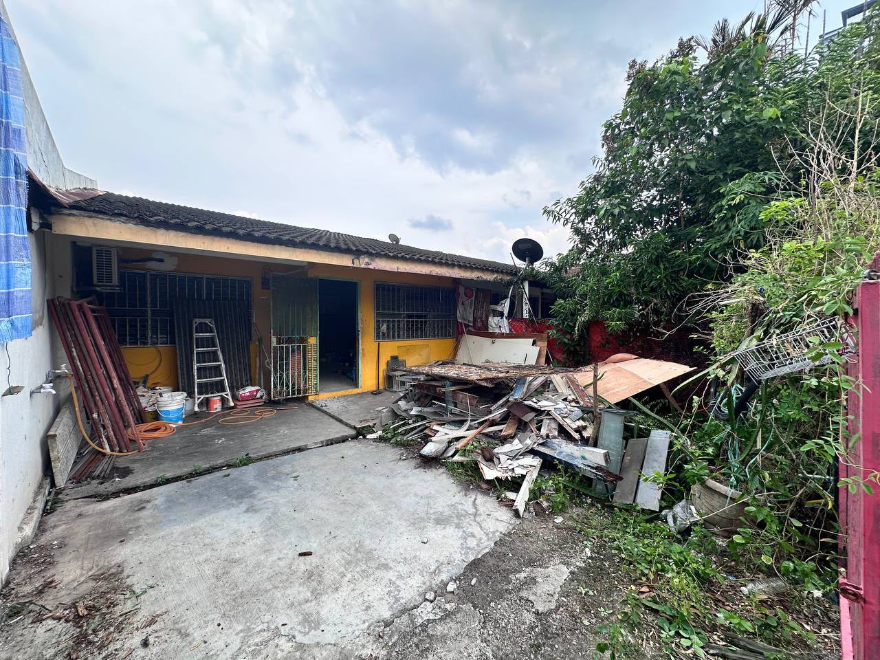 Rumah sebelum renovasi di Bandar Baru Sri Petaling