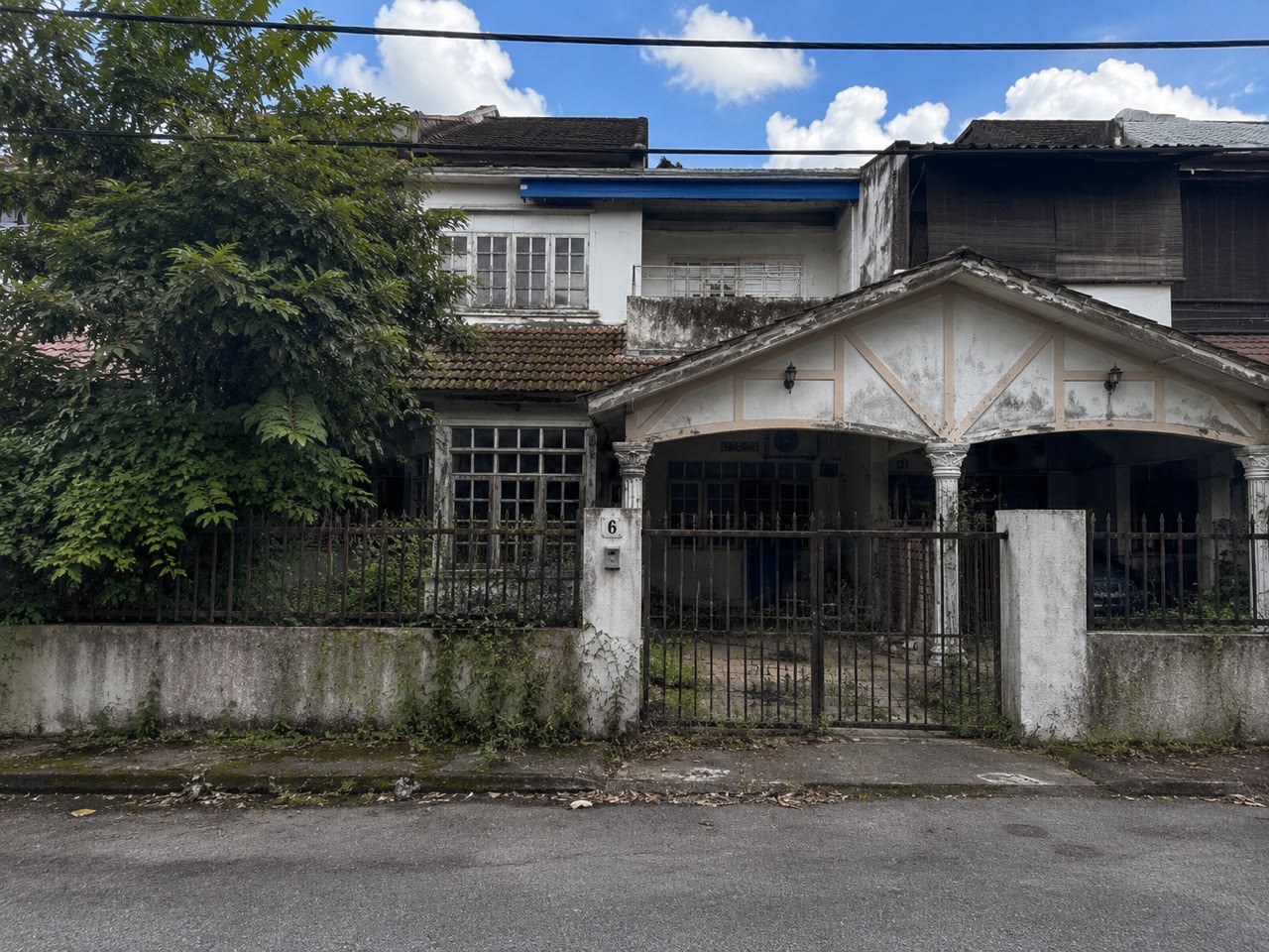 Rumah sebelum baik pulih di Taman Maluri