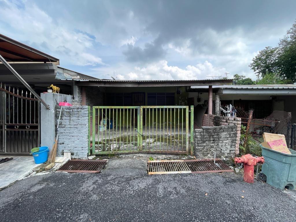 Rumah sebelum renovasi di Taman Sungai Besi Indah